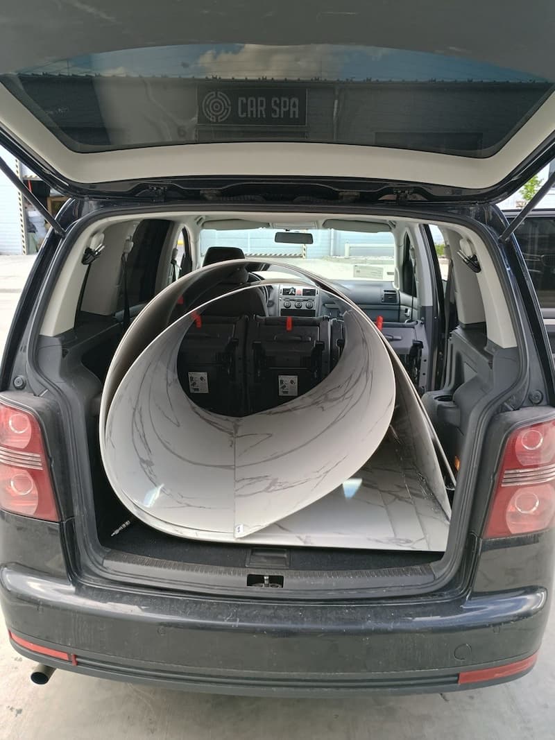 Manipulácia s PVC panelom pri preprave v aute s miernym ohybom